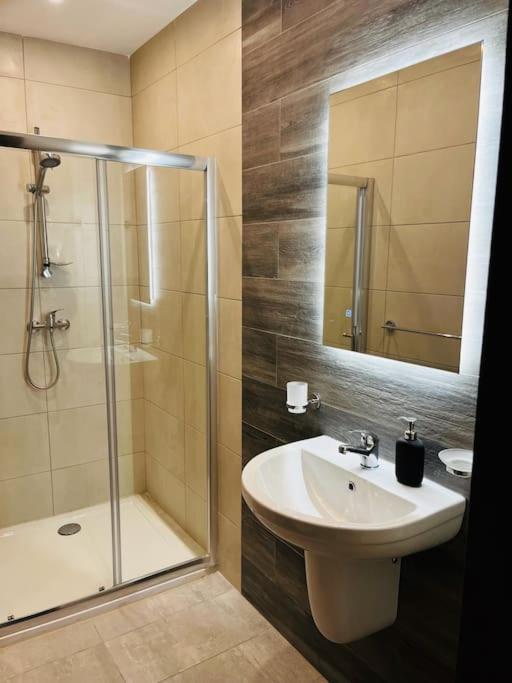 Sliema, Apt7, Stylish 2 Bedroom Apartment With Parking ภายนอก รูปภาพ